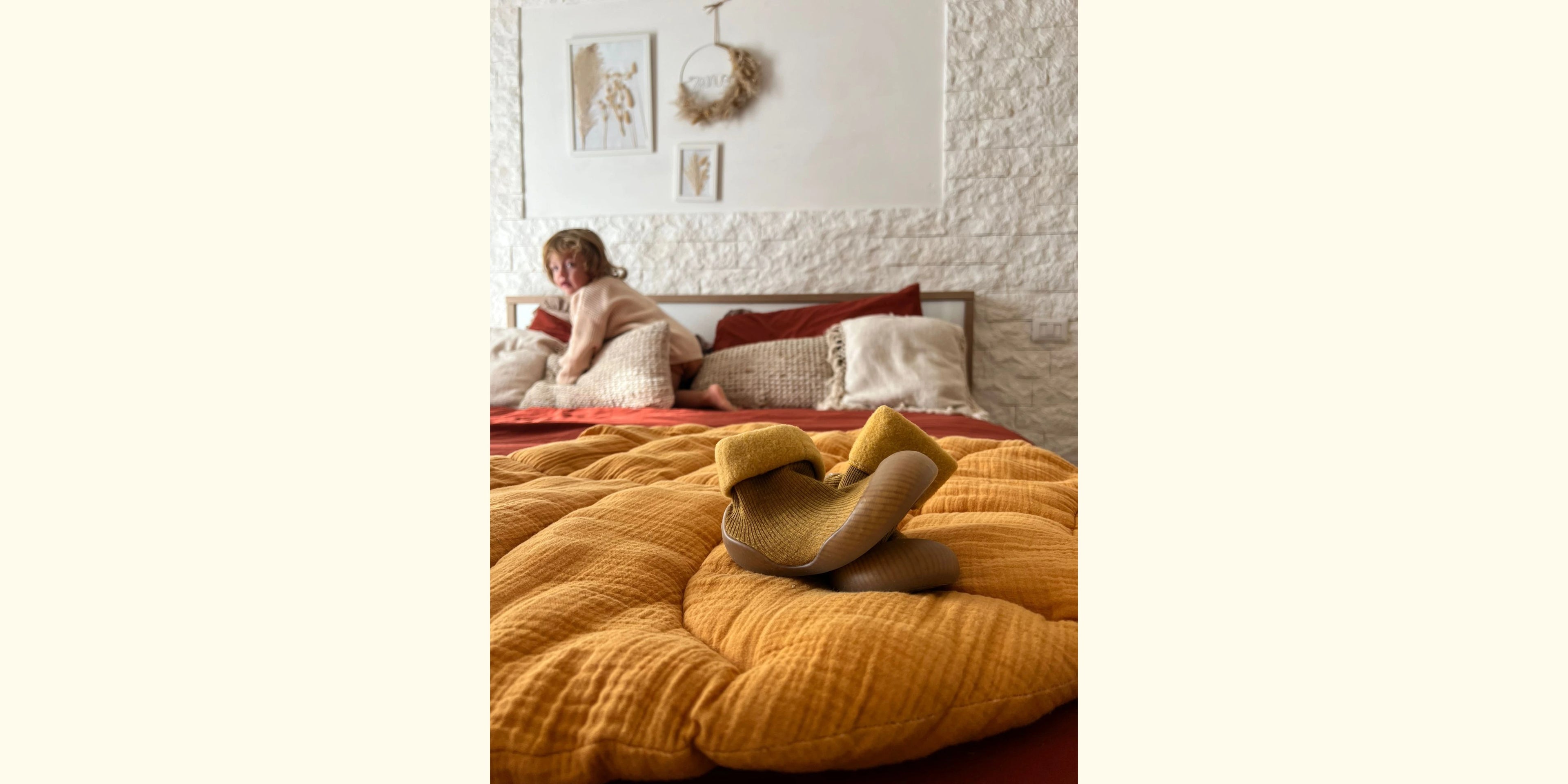 foto scarpine Babylab con bambino sullo sfondo