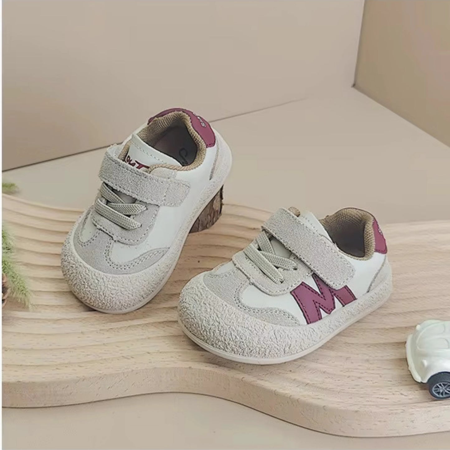 Scarpine Little Walkers bianco panna con dettagli rossi, velcro regolabile, puntale in gomma e suola antiscivolo.