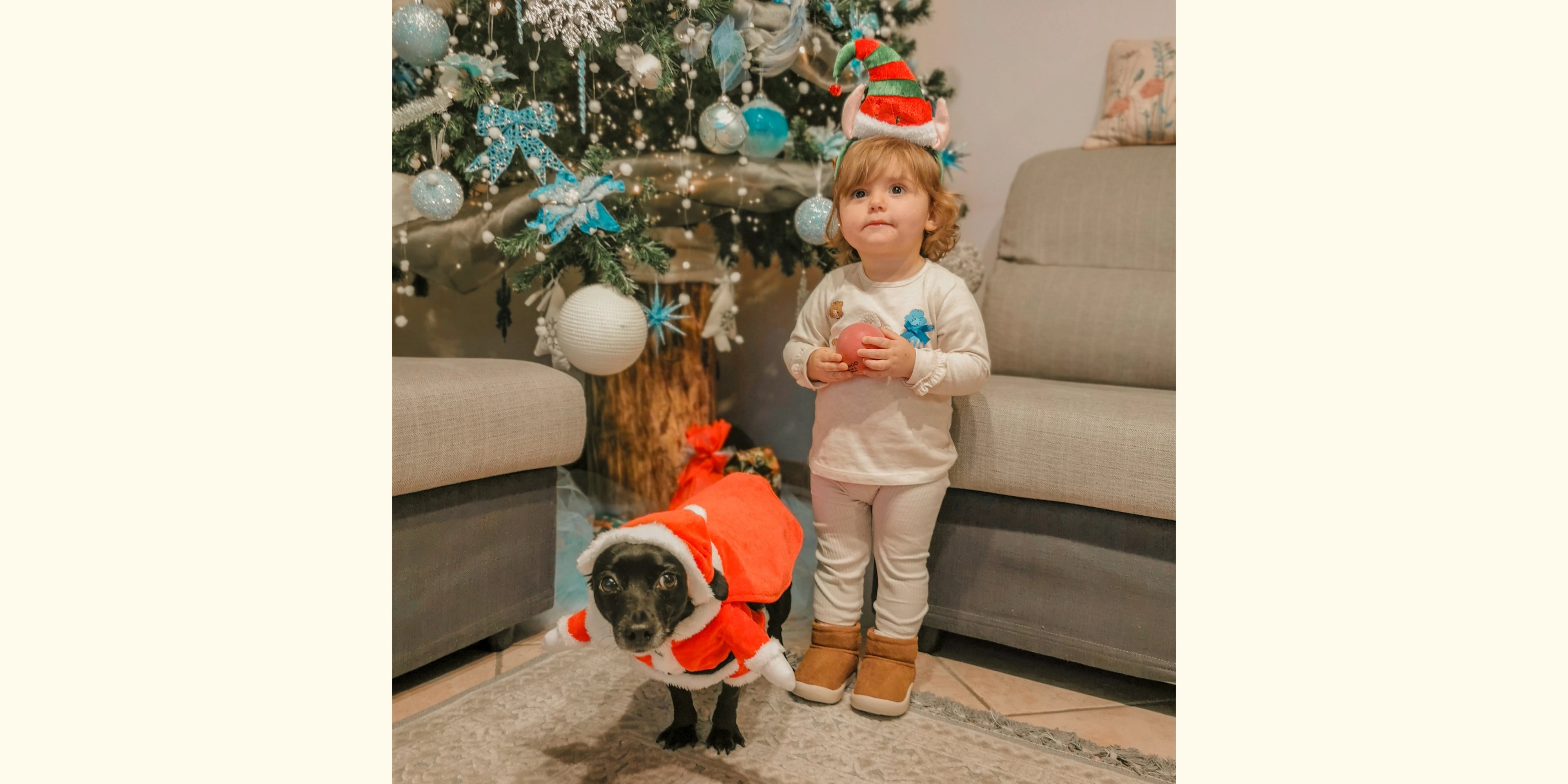 bambina indossa scarpine Babylab a tema natalizio con albero di natale sullo sfondo