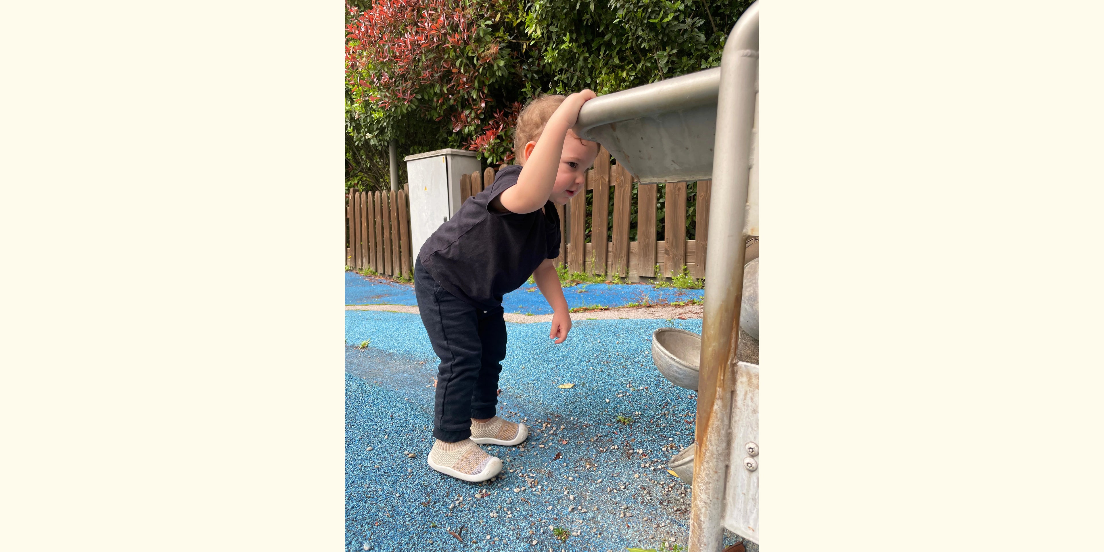 bambino con scarpine babylab gioca al parco