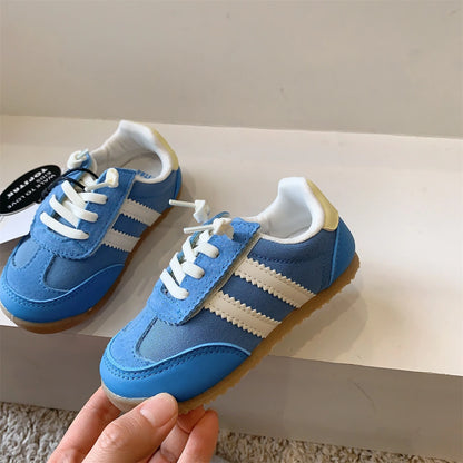 Scarpine Sprint celeste con velcro regolabile, tomaia traspirante e suola TPE antiscivolo per bambini.