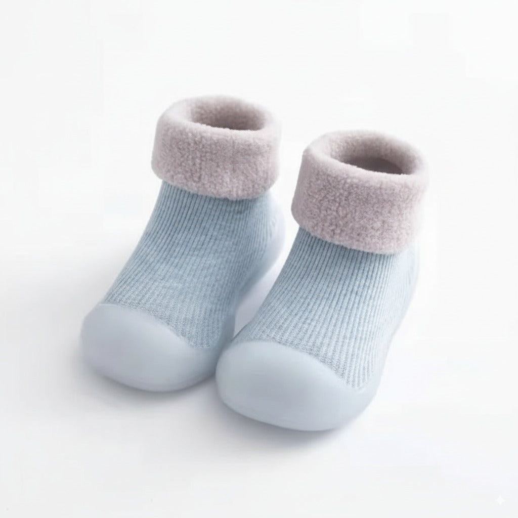 Scarpine invernali BabyLab BabyHug azzurro ghiaccio con polsino grigio chiaro e suola antiscivolo.