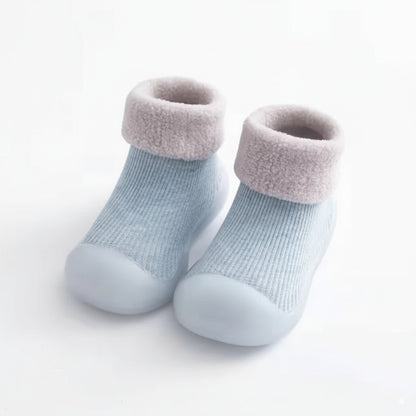 Scarpine invernali BabyLab BabyHug azzurro ghiaccio con polsino grigio chiaro e suola antiscivolo.