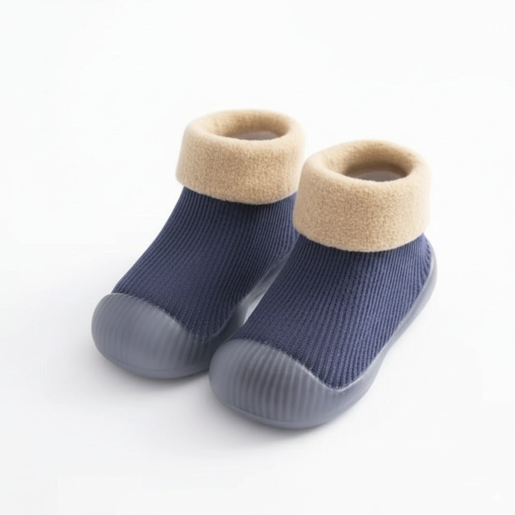 Scarpine invernali BabyHug blu navy con polsino beige e suola antiscivolo, vista 3/4.