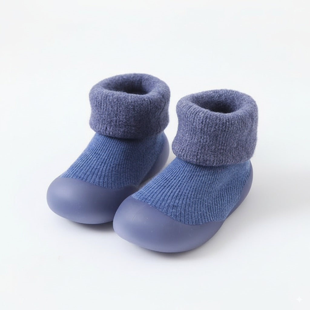 Scarpine invernali BabyLab BabyHug blu con bordo in peluche e suola antiscivolo, vista 3/4.