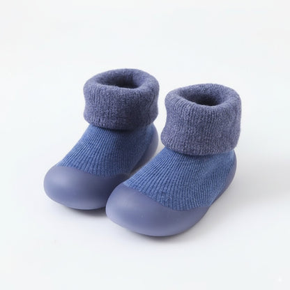 Scarpine invernali BabyLab BabyHug blu con bordo in peluche e suola antiscivolo, vista 3/4.
