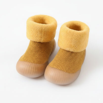 Scarpine invernali BabyLab BabyHug giallo senape con suola beige antiscivolo, vista 3/4.