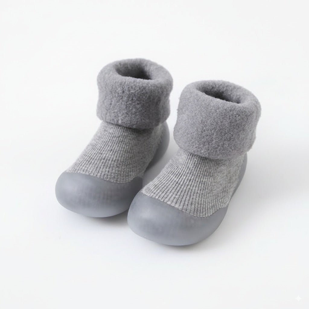 Scarpine invernali BabyLab BabyHug grigie con bordo in peluche e suola antiscivolo, vista 3/4.