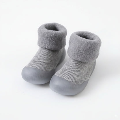 Scarpine invernali BabyLab BabyHug grigie con bordo in peluche e suola antiscivolo, vista 3/4.