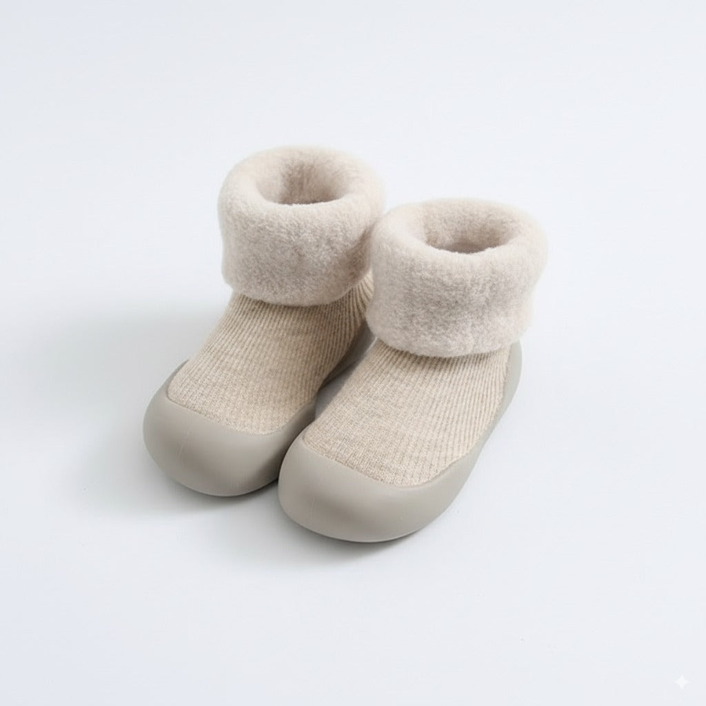 Scarpine invernali BabyLab BabyHug panna con suola grigio chiaro antiscivolo, vista 3/4.