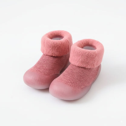 Scarpine invernali BabyLab BabyHug rosa con bordo morbido e suola antiscivolo, vista 3/4.