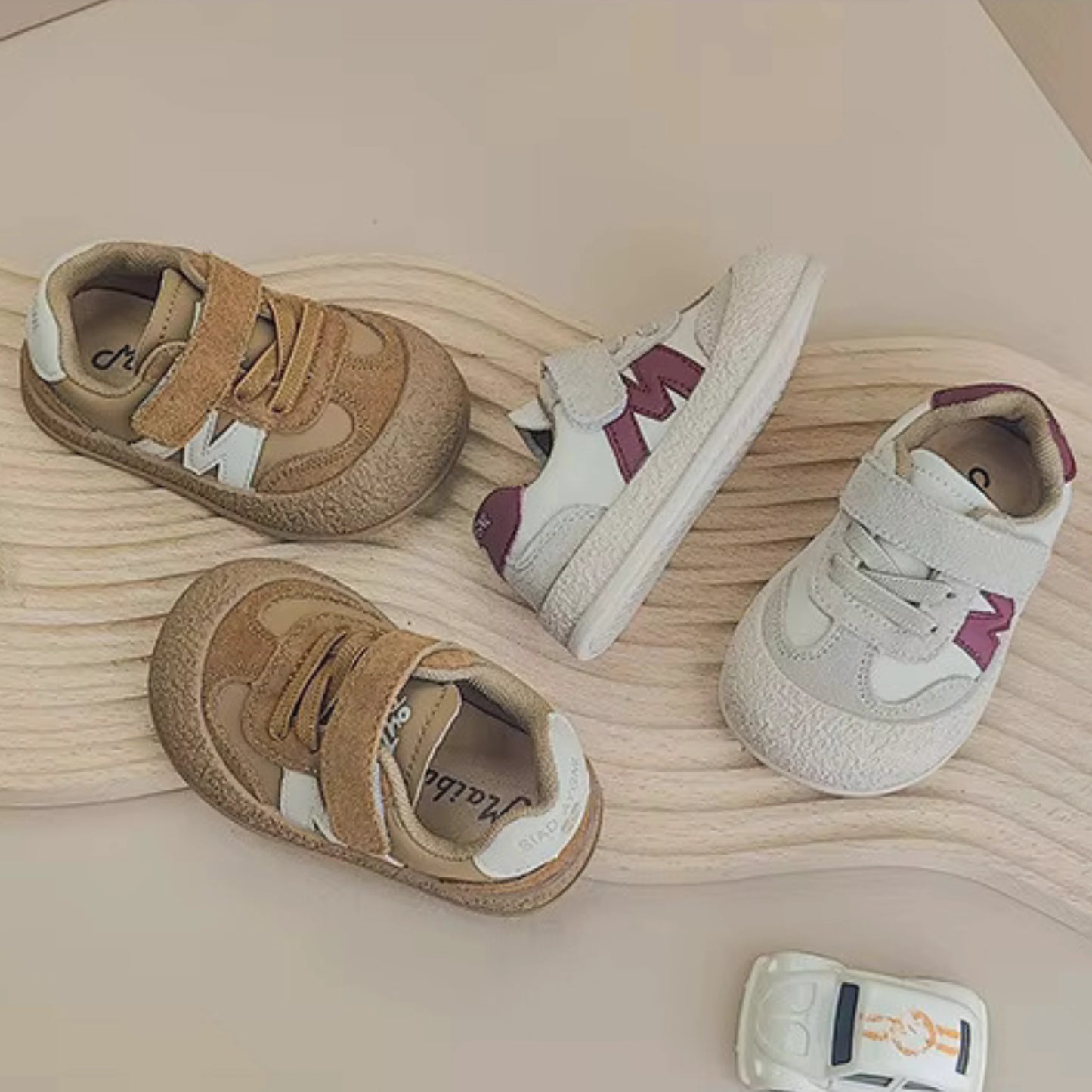 Set colori Little Walkers: marrone e bianco panna, vista dall’alto, chiusura a velcro e suola antiscivolo.