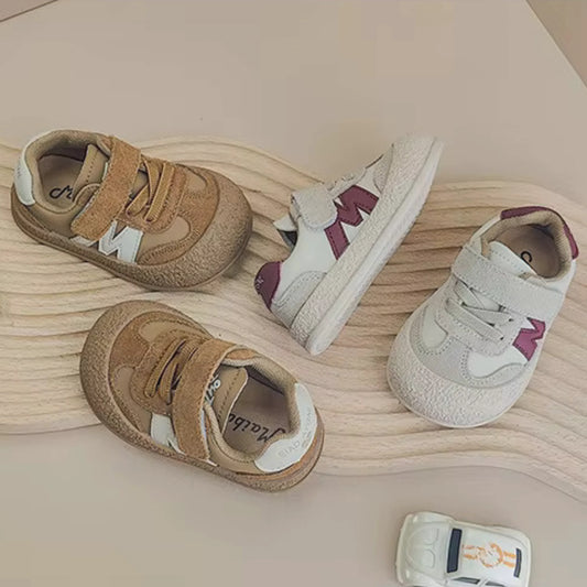 Set colori Little Walkers: marrone e bianco panna, vista dall’alto, chiusura a velcro e suola antiscivolo.