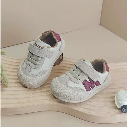 Scarpine Little Walkers bianco panna con dettagli rossi, velcro regolabile, puntale in gomma e suola antiscivolo.