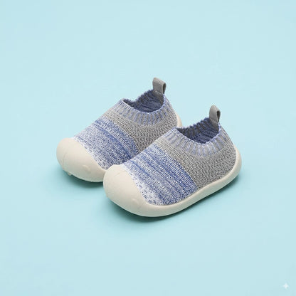 Scarpina primi passi antiscivolo blu e grigio in maglia, vista frontale ravvicinata.