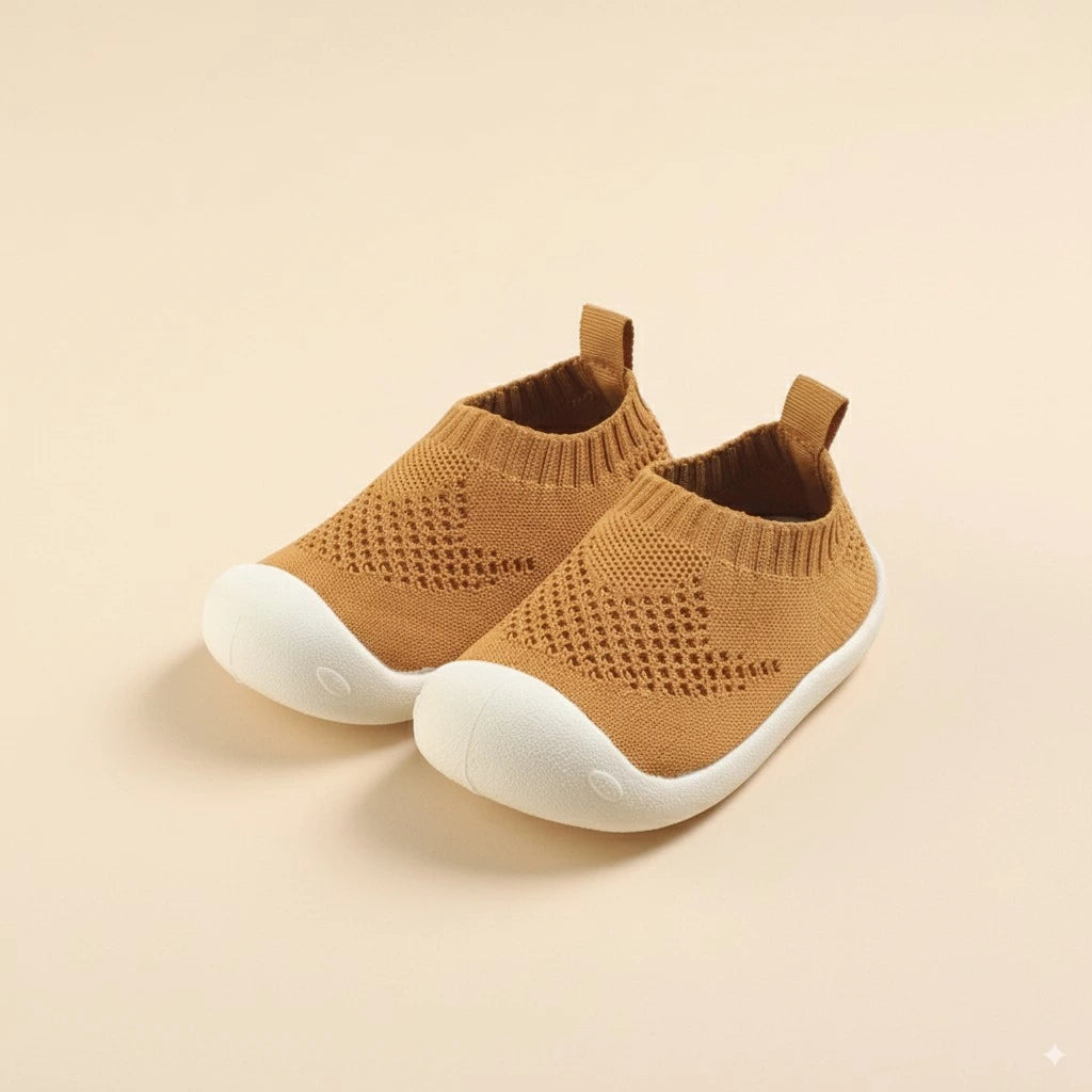 Scarpina primi passi antiscivolo giallo in maglia, vista frontale.