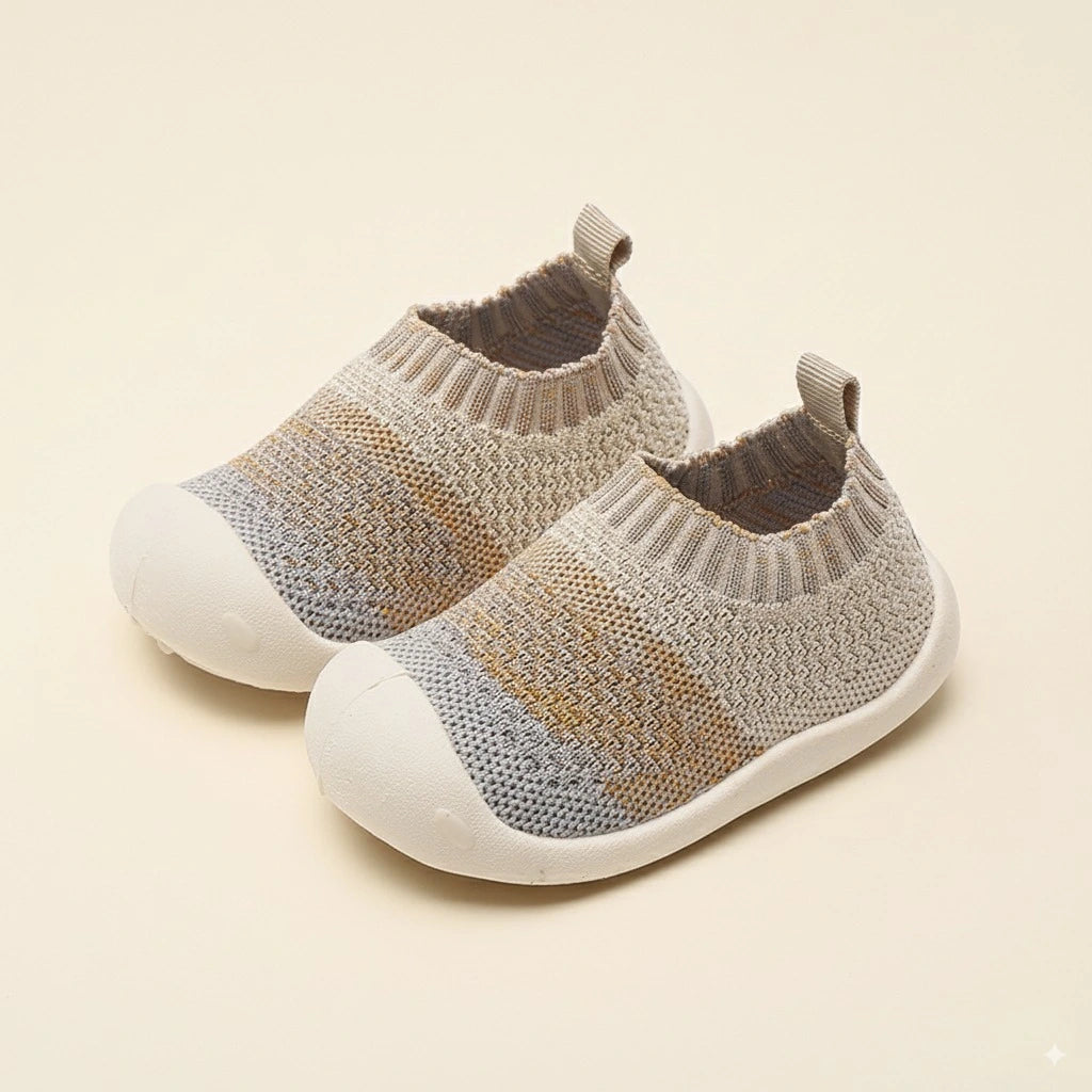 Scarpina primi passi antiscivolo giallo e grigio in maglia, vista frontale.