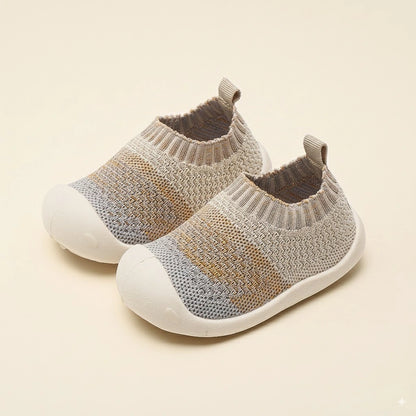 Scarpina primi passi antiscivolo giallo e grigio in maglia, vista frontale.