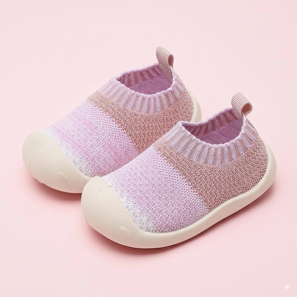Scarpina primi passi antiscivolo rosa e rosa in maglia, vista frontale.