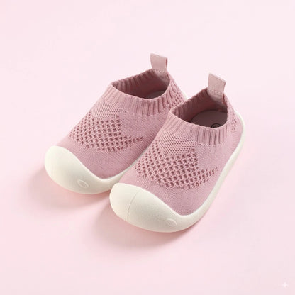 Scarpina primi passi antiscivolo rosa in maglia, vista frontale