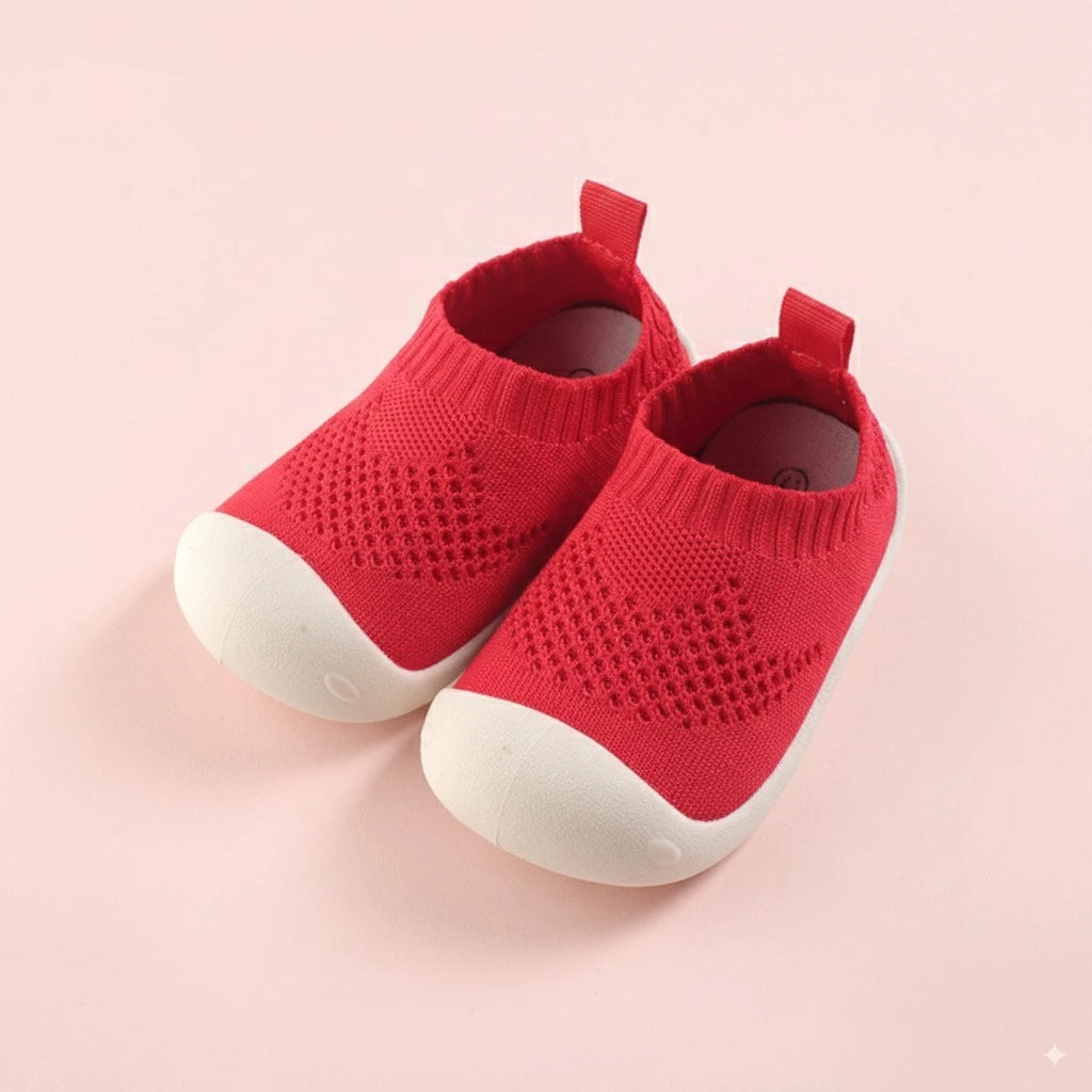 Scarpina primi passi antiscivolo rossa in maglia, vista frontale.