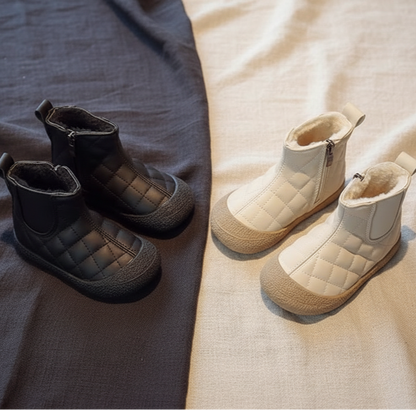 Stivaletti neonato trapuntati con zip laterale, neri e avorio, fodera morbida, ideali per l’inverno.
