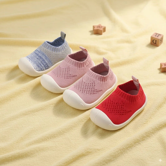 Quattro varianti colore delle scarpine BabyLab primi passi antiscivolo, vista frontale.